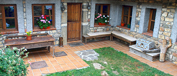 La entrada por el patio.