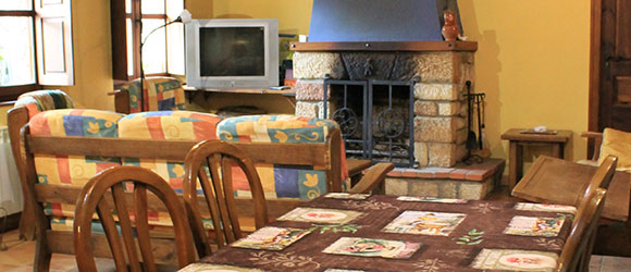 El salón con la chimenea.