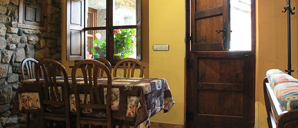 Una de las mesas del salón.